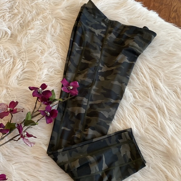 ATHLETA sport capris - Picture 8 of 11